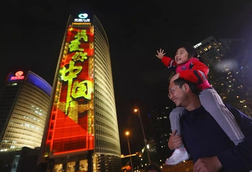 全国多地景观照明开启迎国庆节日模式.jpg